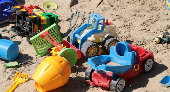 Песок на детской площадке: безопасный и бюджетный выбор